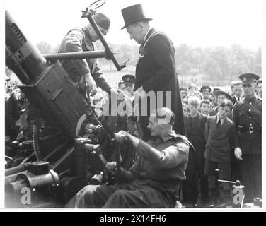 MILITÄRISCHE AUSSTELLUNG FÜR ARBEITER - der Lord Mayor inspiziert eine A.A.-Waffe, die eines der vielen interessanten Schaustücke der British Army war Stockfoto