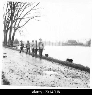 BRITISCHE HOLDING LINE SÜDLICH VON GEIJSTEREN - Truppen patrouillieren am Ufer der Maas mit großer Sorgfalt. Diese Männer sind von den 2. Lincolns auf der Suche nach deutschen Patrouillen, British Army, 21st Army Group Stockfoto