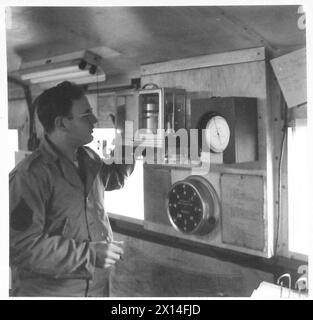 ITALIEN: FÜNFTE RÜSTUNGSMÄNNER, DIE "NEIN" ZUM GENERAL SAGEN - Sgt. B.L. Krasne liest die Barografie, das Barometer und die Geschwindigkeits- und Richtungsanzeiger der British Army Stockfoto