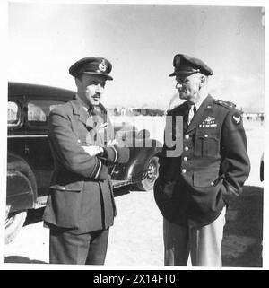 TÜRKISCHE MILITÄRMISSION BESUCHT NORDAFRIKA - Air-Vize Marschall Robb und Generalleutnant Spaatz warten am Flughafen auf die Ankunft der türkischen Offiziere der britischen Armee Stockfoto