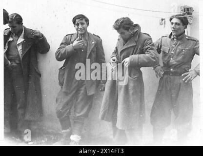 Während der letzten Räumungsoperationen in Athen wurden sechs E.L.A.S. Gefangene von britischen Fallschirmjägern gefangen genommen, die Haus-zu-Haus-Operationen durchführten. Die Veranstaltung zeigt die militärischen Operationen in der Stadt und die Gefangennahme von Gefangenen. Stockfoto