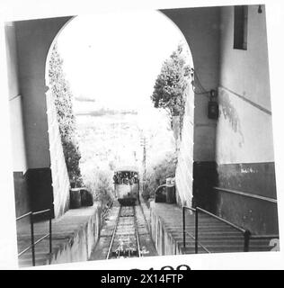 Besucher von Capri nutzen die Funiculare, um während des Krieges vom Hafen in die Stadt zu fahren. Stockfoto