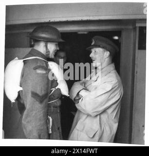 WEITERE KANADISCHE TRUPPEN TREFFEN EIN - Lieut-General A.F.A.N. Thorne, GOC-in-C Scottish Command, spricht mit Männern auf einem der britischen Transportschiffe Stockfoto