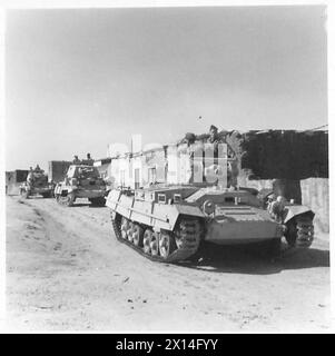 MIT DEN SCHWEREN PANZERN IN ZYPERN dreht sich Ein „Valentine“-Panzer mit hoher Geschwindigkeit auf einer Bergstraße in der zyprischen Britischen Armee Stockfoto