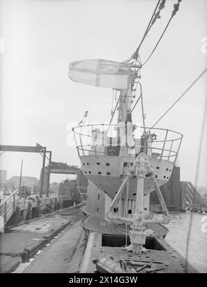 Am 1. Februar 1945 kehrte HM U-Boot Stoic mit seinen Offizieren und der Besatzung aus fernöstlichen Gewässern zurück. Der Weiße Fähnrich wurde geflogen, um ihre Heimkehr zu signalisieren. Stockfoto