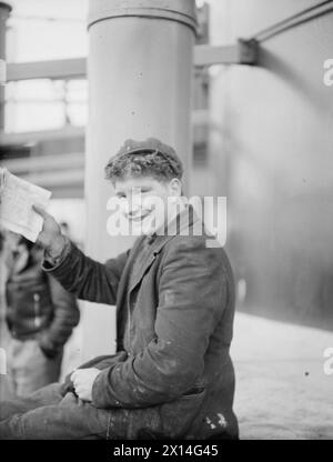 Norwegische Schiffe, die im Januar 1941 aus Göteborg flohen, landen in Kirkwall, begleitet von Einheiten der Home Fleet. Crew-Mitglieder erhielten Geldprämien. Stockfoto