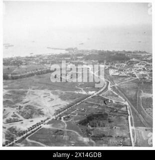 FÜNFTE ARMEE : LUFTAUFNAHMEN ÜBER DEN ANZIO BRÜCKENKOPF - Anzio von der römischen Straße British Army Stockfoto