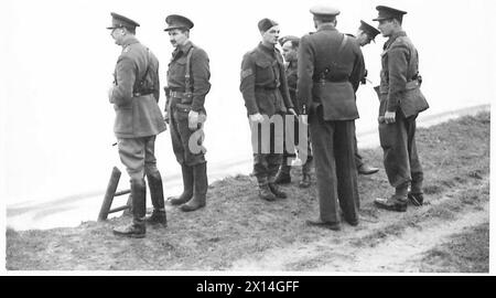 DER BESUCH DES DUKE OF GLOUCESTER IN EAST ANGLIA - H.R.H. mit Blick auf das Meer von einer Klippe auf der Spitze der britischen Armee Stockfoto