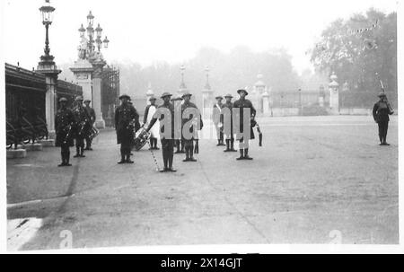 DIE WACHE DES BUCKINGHAM-PALASTES IN KHAKI - die Guards Pipers der britischen Armee Stockfoto