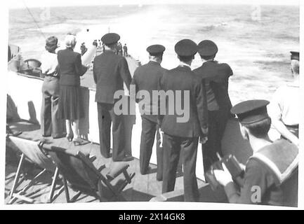 HERR WINSTON CHURCHILLS RÜCKKEHR - von links nach rechts: Subaltern Mary Churchill, Mrs. Churchill Admiral der Flotte Sir Dudley Pound (First Sea Lord) der Premierminister beobachtete einen Shooting British Army Stockfoto