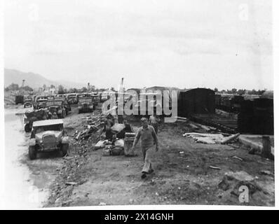 ITALIEN: ACHTE ARMEE: EISENBAHNUMBAU – schwere Lastwagen warten auf dem Anschlussgleis des Bahnhofs, um den ersten Zug der britischen Armee zu entladen Stockfoto