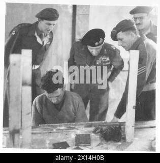 Der Oberbefehlshaber besucht das Hauptquartier des Korps 30 und beobachtet Studenten bei der Arbeit in einer Handelsschule, um die militärische Ausbildung und Ausbildung innerhalb der Britischen Rheinarmee zu veranschaulichen. Stockfoto