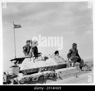 BILDER AUS DER westlichen WÜSTE - die Besatzung eines unserer Panzer sucht den Rest ihrer Einheit, die aus der britischen Armee zurückkehrt Stockfoto