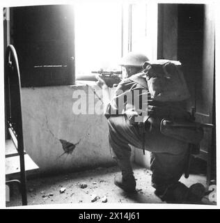 Britische Scharfschützen des 4. Bataillons Hampshires operieren von einem Farmhaus in der Nähe von Camarelle, Salerno, mit Spezialgewehren und mit Tommy-Gewehren von Infanterie bewacht. Stockfoto
