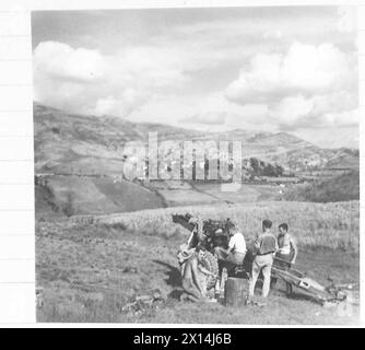 8. ARMEE: VERSCHIEDENE 25-Pounder-Kanonen des 19 Field Regiment, R.A., in Aktion nahe dem Dorf Casaglia, im Hintergrund British Army Stockfoto