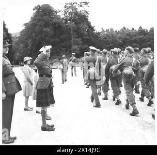 KÖNIG UND KÖNIGIN INSPIZIEREN KANADISCHES FORSTKORPS - der König nimmt den Gruß beim marsch an der britischen Armee Stockfoto