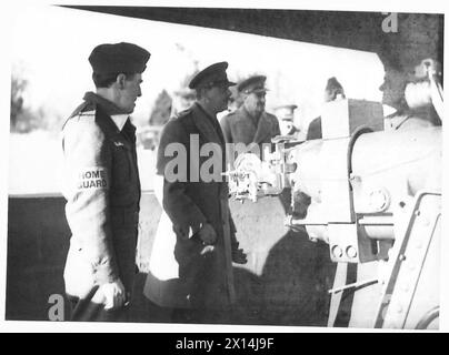 BESUCH DES DUKE OF GLOUCESTER IN EAST ANGLIA - H.R.H. unterhält sich mit der Home Guards mit einer ihrer neuesten Naval 4 lb. Geschütze British Army Stockfoto