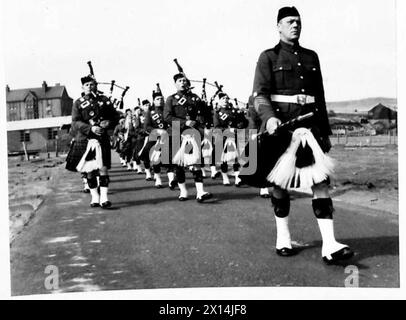 MIT DER SCHWARZEN UHR AUF DEN SHETLAND-INSELN - der Pfeifenband der Black Watch British Army Stockfoto