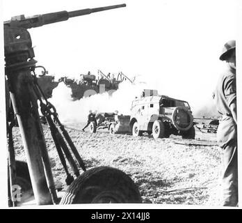 ITALIEN: DIE FÜNFTE ARMEE LANDET IN DER BUCHT VON SALERNO, SÜDLICH VON NEAPEL – Ein 25-Pfünder, der unter einem Rauchschutz vom Strand abwandert Stockfoto