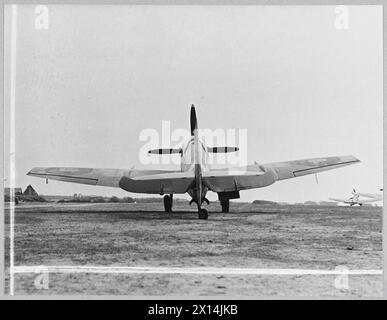 DAS NEUESTE SPITFIRE: MARK XII - 12726 Bild (Ausgabe 1944) zeigt - Rückansicht des Spitfire XII mit den abgeschnittenen Flügeln der Royal Air Force Stockfoto