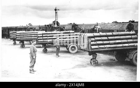 STAPELN VON BENZIN UND TARNLAGER - Allgemeine Ansicht zum Entladen von Ölfässern auf Anhänger der British Army Stockfoto