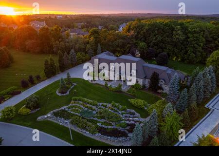 Erleben Sie den Reiz luxuriöser, Millionen-Dollar-Häuser in faszinierenden Landschaften der Dämmerung. Erkunden Sie atemberaubende Garten- und Hinterhofdesigns unter der Nacht Stockfoto