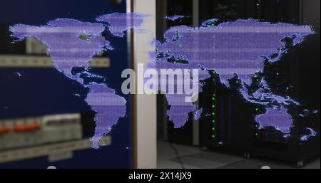 Verzerrende, violette digitale Weltkarte über dem Computerserverraum Stockfoto