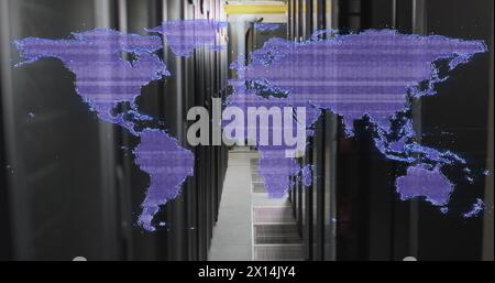 Verzerrende, violette digitale Weltkarte über dem Computerserverraum Stockfoto