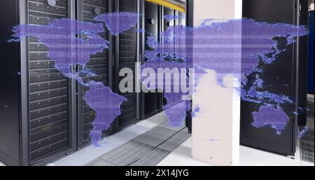 Verzerrende, violette digitale Weltkarte über dem Computerserverraum Stockfoto