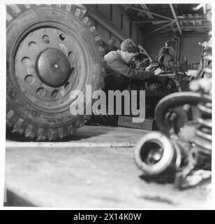 DIE KÖNIGLICHEN ELEKTRO- UND MASCHINENBAUINGENIEURE BEI DER ARBEIT - Einstellung der Lenksäule British Army Stockfoto