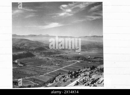 ACHTE ARMEE : VERSCHIEDENE - (SCHLIESSEN SIE SICH AN) die Ansicht der Deutschen, die die gotische Linie und das Land verteidigten, um das die 46 (br) Division kämpfte. Fotos von Belvedere Foglience, mit Blick nach Süden. Der Fluss Foglia und die Hauptstraße Ost nach Pesaro verlaufen durch das Tal der British Army Stockfoto