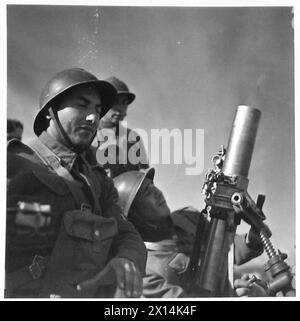 AUSBILDUNG FRANZÖSISCHER FREIWILLIGER IN NORDAFRIKA - eine ganze französische Freiwillige Mörsercrew in Aktion britische Armee Stockfoto