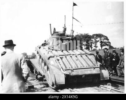 TANKS WERDEN AUF Einem SPEZIELLEN SCHIENENTANKER GELADEN - Tanks klettern auf die LKWs, British Army Stockfoto