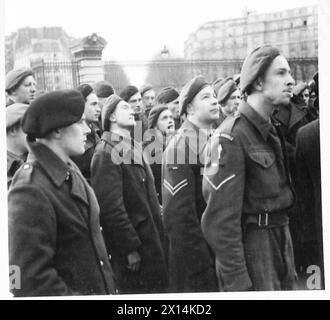 Soldaten der britischen Armee besuchen die Invaliden in Paris und beobachten den Dom, während ein Reiseleiter die Geschichte des Gebäudes erklärt. Stockfoto