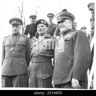 Feldmarschall Montgomery beriet sich mit russischen Generälen auf der Antrittsbasis während einer Einführungszeremonie unter der Aufsicht der britischen Armee, 21. Armeegruppe. Stockfoto