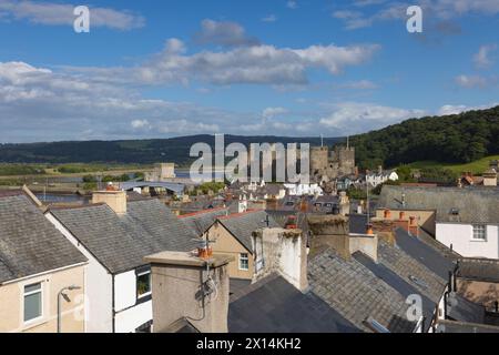 Conwy, Wales - 5. September 2023: Blick von der Stadtmauer auf die drei Brücken über den Fluss Conwy und Conwy Castle. Stockfoto