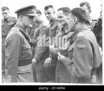 WEITERE KANADISCHE TRUPPEN TREFFEN EIN - Lieut-General A.F.A.N. Thorne, GOC-in-C Scottish Command, spricht mit Männern auf einem der britischen Transportschiffe Stockfoto