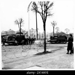 KRIEGSKORRESPONDENTEN BESUCHEN DAS ÖSTLICHE KOMMANDO - ein „feindliches“ gepanzertes Fahrzeug, das in Stacheldraht der britischen Armee verwickelt ist Stockfoto