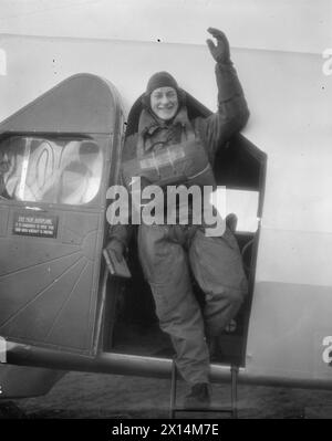 MANN STEIGT AUS RAF-FLUGZEUGEN AUS. (1930ER-1940ER). - Mann mit Anzug und Fallschirm und Logbuch, der beim Verlassen des Flugzeugs winkt (ehemaliges Verkehrsflugzeug, nicht getarnt) Stockfoto