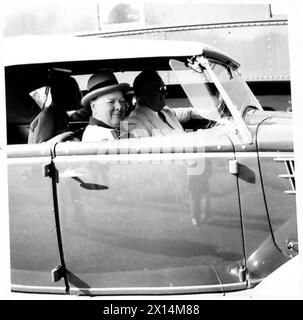 Präsident Franklin D. Roosevelt fuhr mit seinem Auto zu Premierminister Winston Churchill, wobei Roosevelt am Steuer stand und Churchill bei einem offiziellen Besuch neben ihm saß. Stockfoto