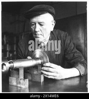 "OLD TIMERS"-ARBEIT IN REME-WERKSTÄTTEN - Mr. H.J. Foster bei der Arbeit im Waffenladen British Army Stockfoto