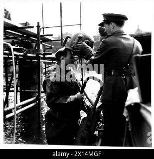 DER BBC-KRIEGSKORRESPONDENT MACHT UNTERWASSERAUFNAHMEN - Ein Mikrofon wurde in den Helm gesteckt, damit er alles aufnehmen kann, was er während des Tauchgangs sieht. Kollegen werden gesehen, wie sie den Helm der Britischen Armee reparieren Stockfoto