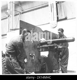 Eine 25-Pfünder-Feldpistole wird für den Transport vorbereitet, indem sie ihren von der britischen Armee verwalteten Waffenschild entfernt. Stockfoto