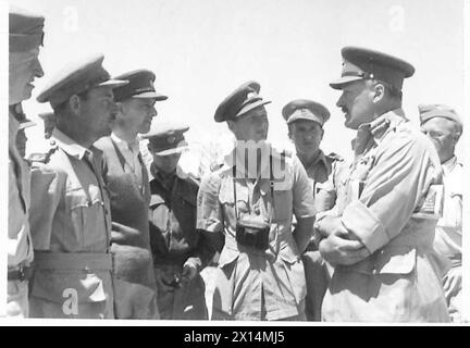 VERSCHIEDENE BILDER DER WESTLICHEN WÜSTE - LIEUT. General Ritchie spricht mit Kriegskorrespondenten in der westlichen Wüste. Diese Männer kommen aus Südafrika, Australien, den USA und der britischen Armee Stockfoto