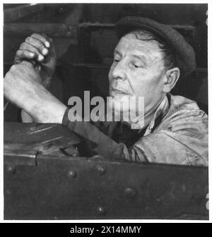 "ALTE ZEITEN" IN REME-WERKSTÄTTEN - Herr J. Atkinson ist vor drei Jahren aus dem Ruhestand zurückgekehrt. Er kommt aus Milton, Portsmouth und ist als Monteur-Kumpel angestellt. Er diente 27 Jahre in der Royal Navy British Army Stockfoto