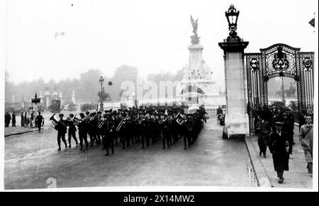 DIE WACHE DES BUCKINGHAM-PALASTES IN KHAKI - die Ankunft der „New Guard“ British Army Stockfoto