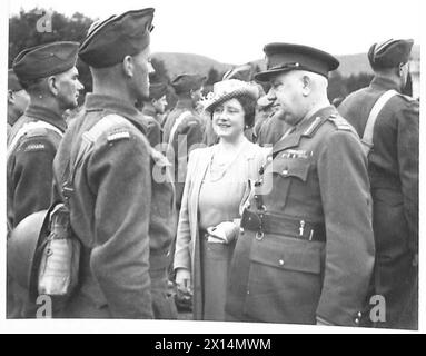 KÖNIG UND KÖNIGIN INSPIZIEREN KANADISCHES FORSTKORPS - die Königin spricht mit einigen Männern der britischen Armee Stockfoto