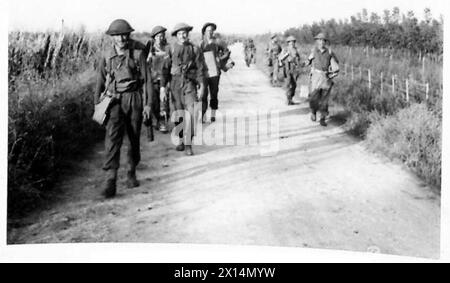 INVASION ITALIENS: GEBIET NEAPEL DIE FÜNFTE ARMEE LANDET IN DER BUCHT VON SALERNO – Infanterie, die auf dem Weg zur Battipaglia British Army vorrückt Stockfoto