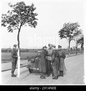 DEUTSCHE SUCHE NACH HAMBURGER FRIEDEN – Oberstleutnant Russel-Morgan begrüßt den deutschen Stabskapitän in der Straße britische Armee, 21. Armeegruppe Stockfoto