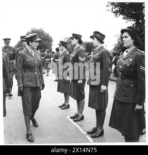 D.A.T.S. UNTER IHREN ATS - Chief Controller J. Knox, CBE, DATS, inspiziert ATS auf der Parade der Britischen Armee Stockfoto